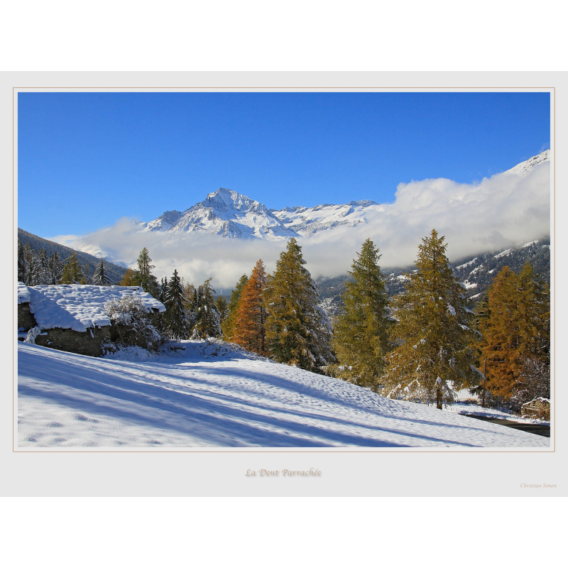 Chalet de Saint Genix devant la Dent Parrachée