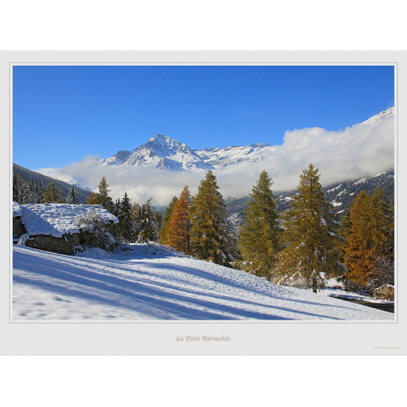 Chalet de Saint Genix devant la Dent Parrachée