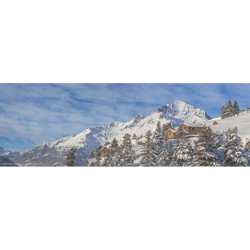 Le hameau de Pierres Longues devant la Dent Parrachée