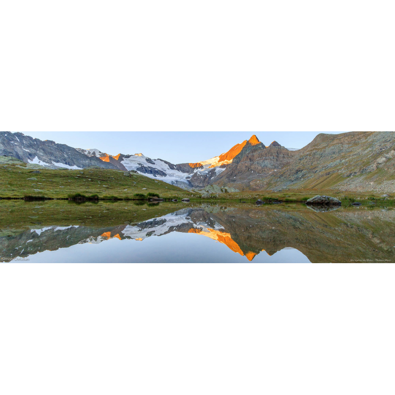 Reflet du glacier des Evettes dans le lac des Pareis