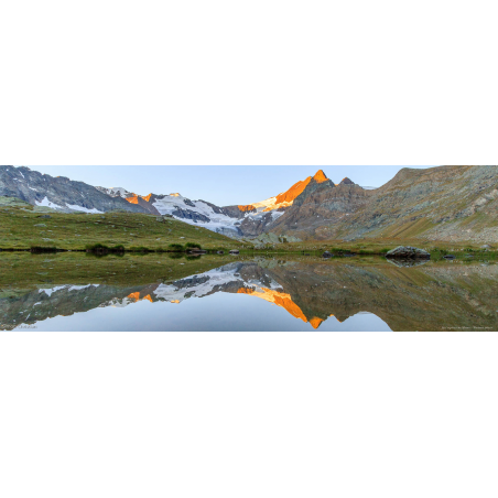 Reflet du glacier des Evettes dans le lac des Pareis