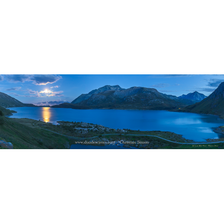 Le lac du Mont-Cenis un soir de pleine lune